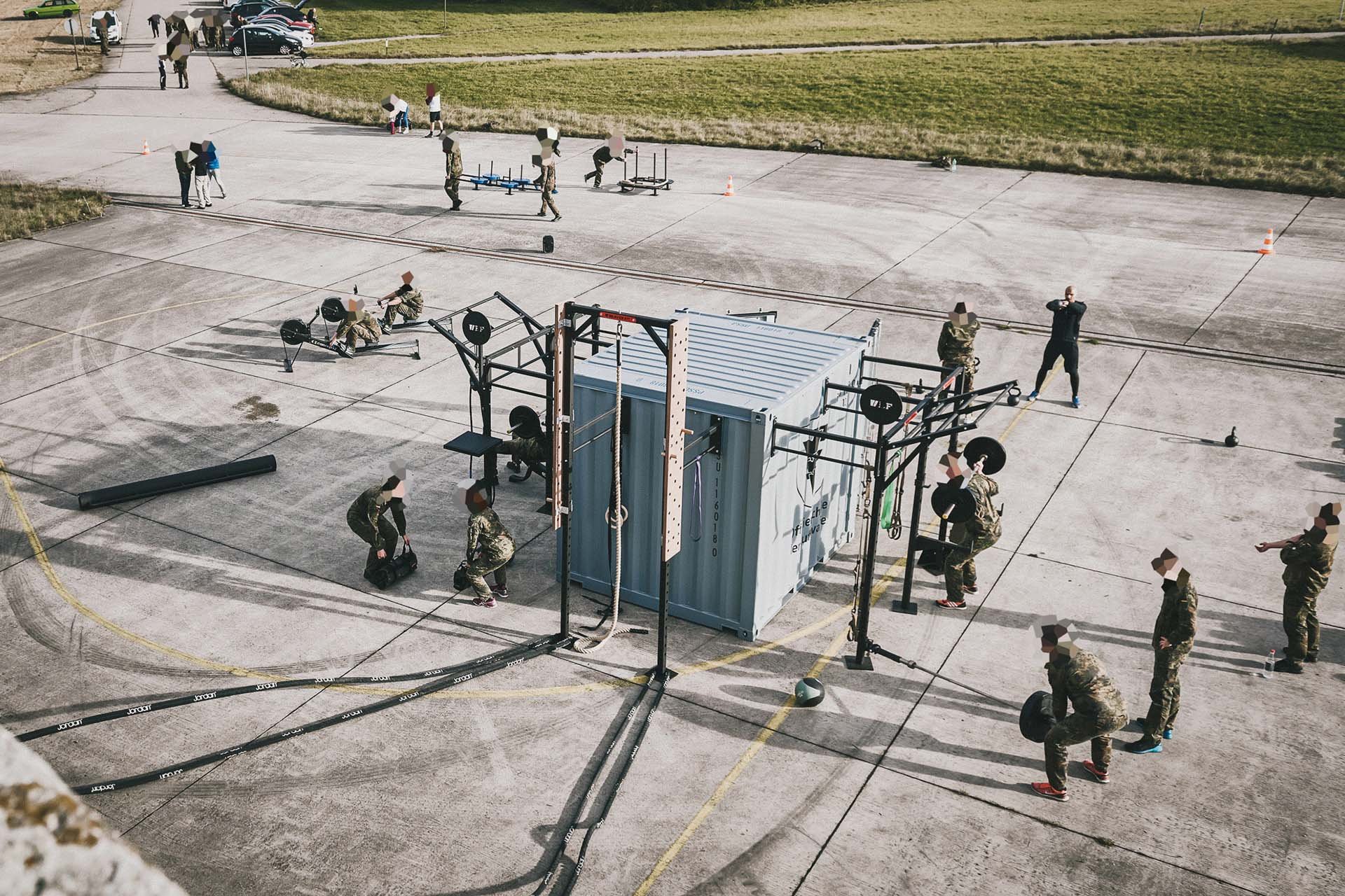 Soldaten trainieren an einem BeaverFit Outdoor-Fitnesscontainer.
