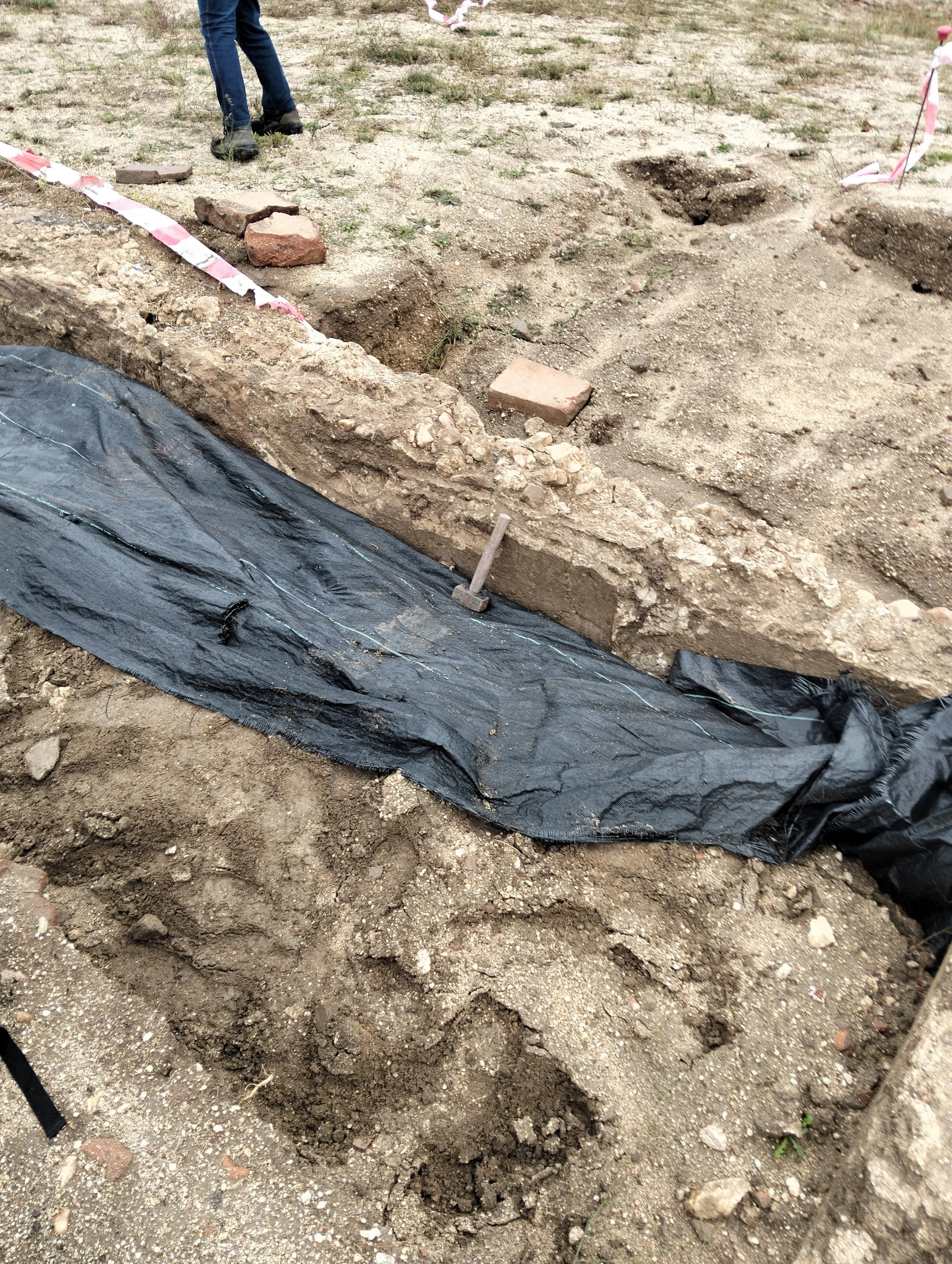 Miembros de Culxeo datan muestras de mortero en el yacimiento romano de Pared de Moros (Ávila).
