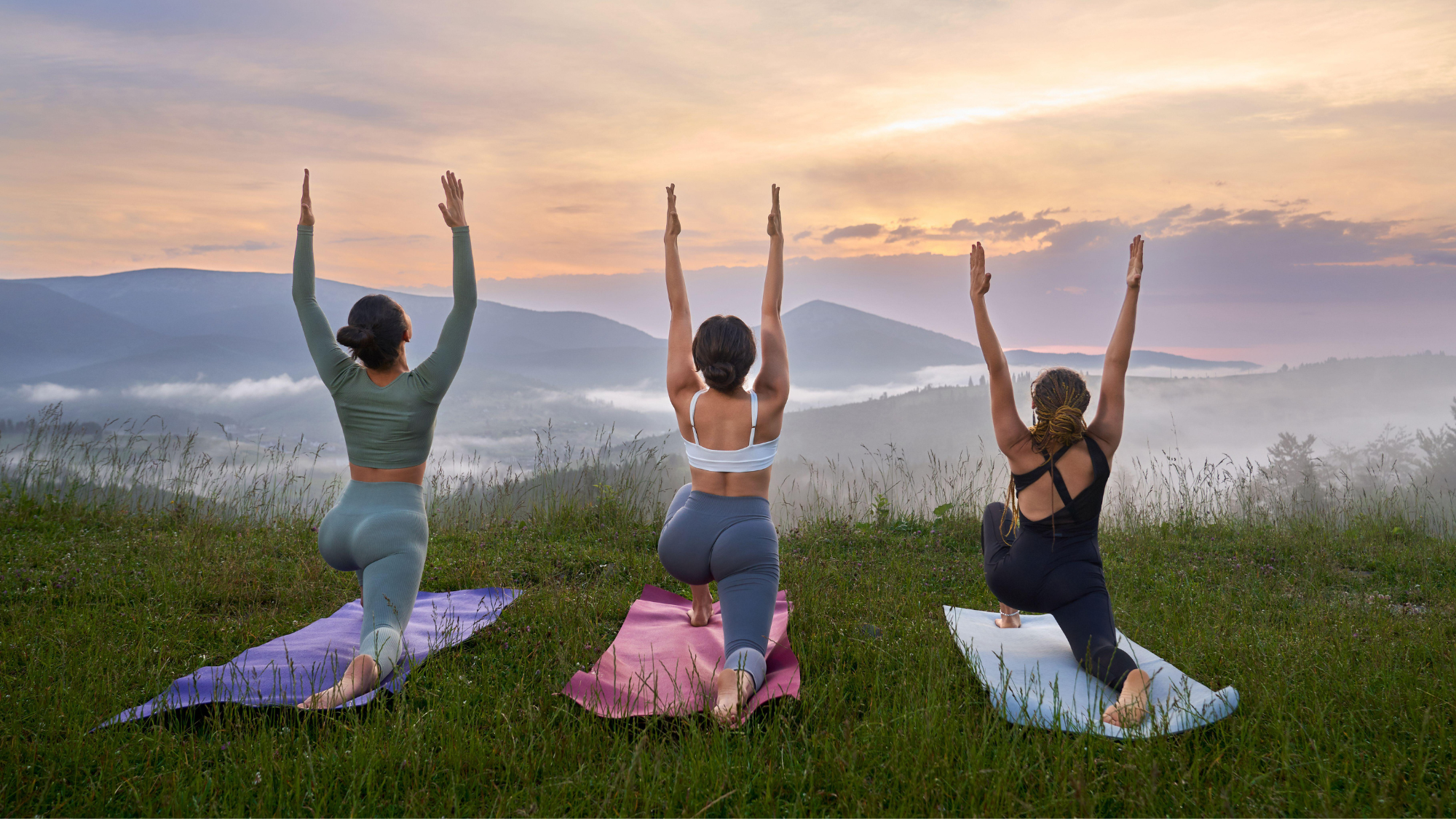 “Cours de yoga en extérieur au coucher du soleil avec vue sur les montagnes