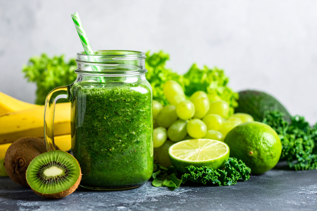 smoothie vert aux fruits et légumes riches en vitamines pour booster l'énergie naturellement