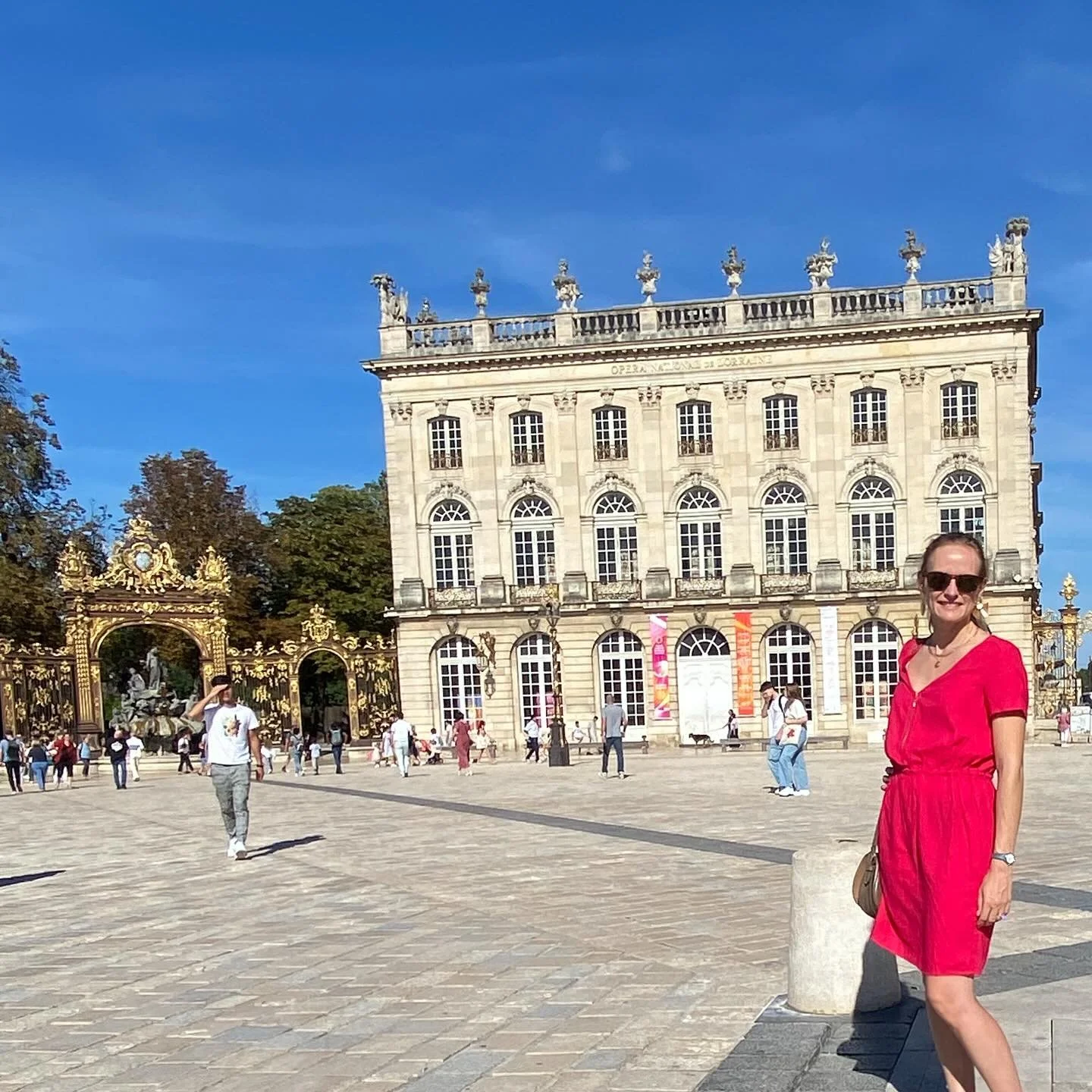 NOUVELLE VIE !
Alors, qui a deviné dans quelle ville je suis installée depuis tout juste deux petites semaines ?
Oui oui c’est bien Nancy !! Et je me régale déjà de la magnifique architecture de cette ville