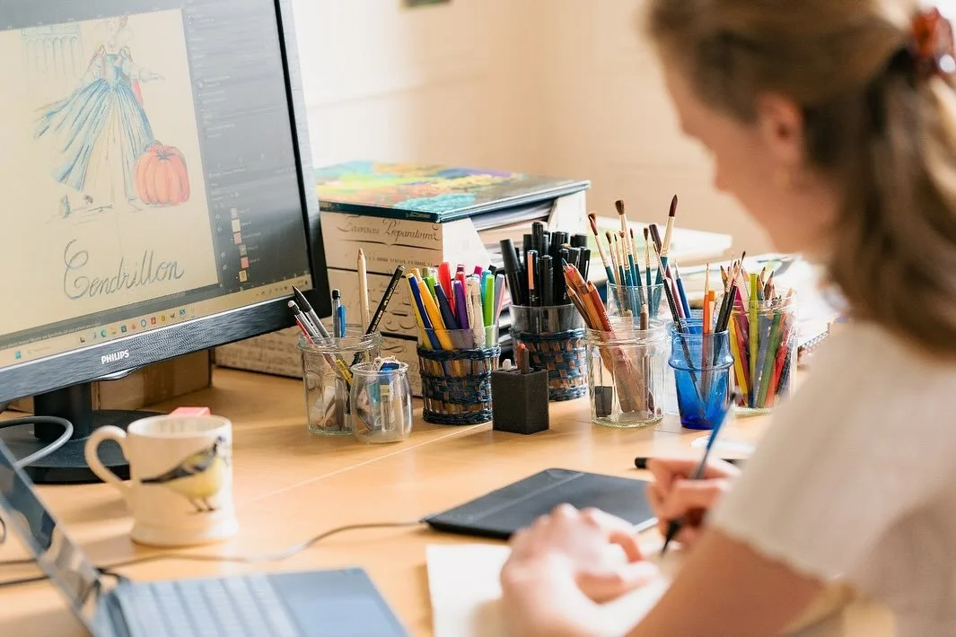 QUAND JE TRAVAILLE IL Y A TOUJOURS&hellip;
&hellip; beaucoup de mat&eacute;riel sorti ✏️ 🎨 🖍️ 🖌️ 
&hellip; des carnets de croquis qui s&rsquo;empilent 📒 
&hellip; une jolie tasse de th&eacute; ☕️ (@emma_bridgewater )
&hellip; des beaux livres 📚 