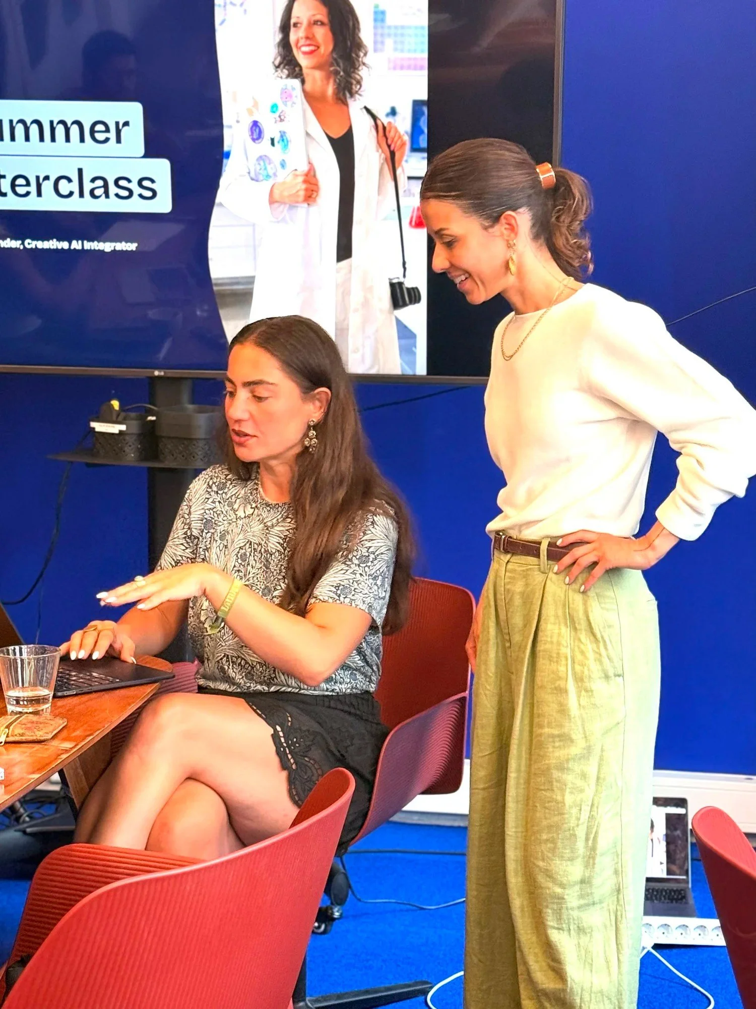 Rafaela Buena helping a participant use AI on her laptop