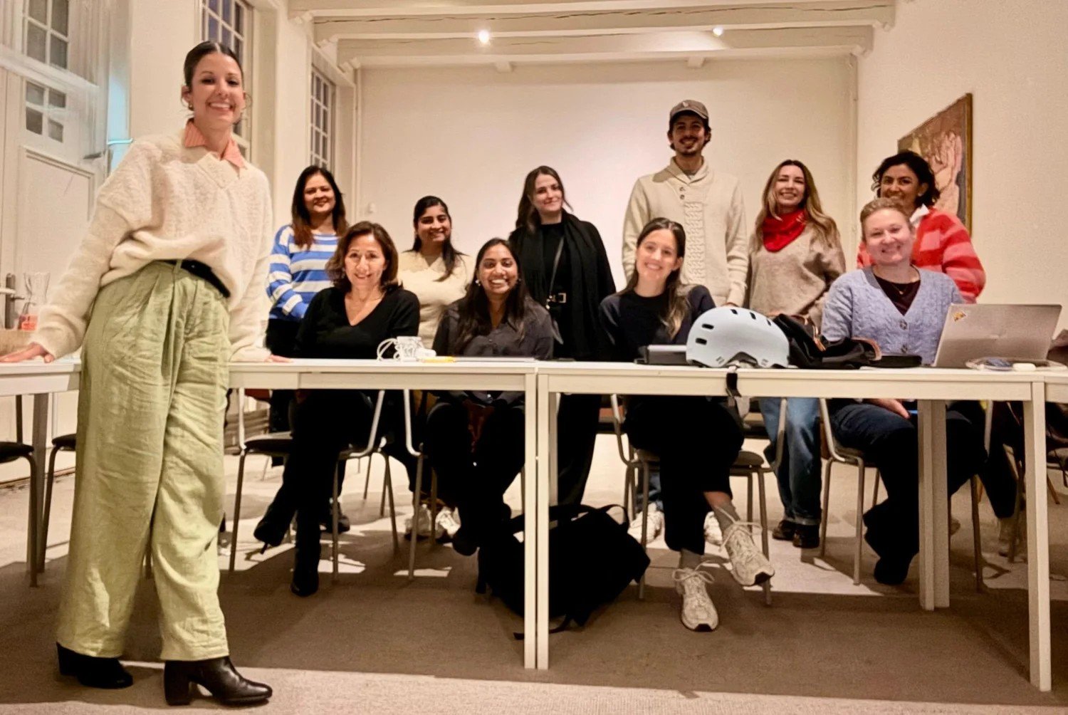 Rafaela Buena presenting to a group at an AI session in Amsterdam