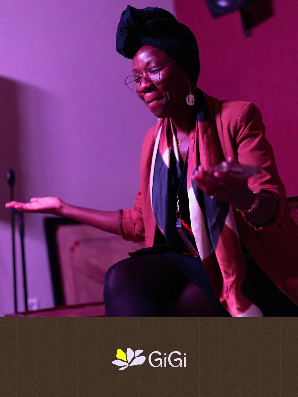 A storyteller in the chair at Tummy Talks by Gigi in Amsterdam, sharing her gut health story