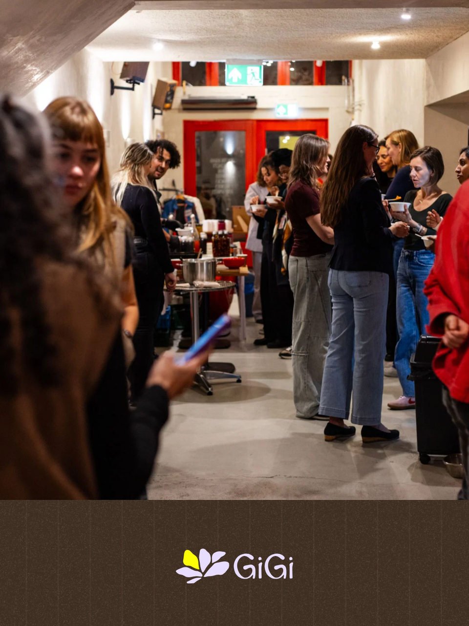 Women talking in the hallway at Tummy Talks by Gigi at Wanakam, Amsterdam