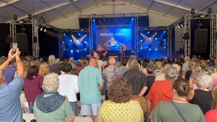 A great day mixing my wonderful friends @mamakinspender at @woodfordfolkfestival, plus catching the very cool Cheap Trill choir workshop banging out a classic Regurgitator tune, and enjoy my old friend Dan mix the brilliant @budjerah before heading h