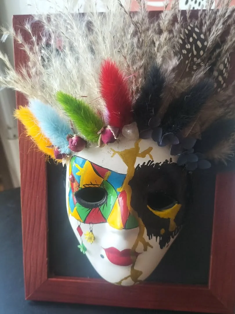 Hello ✨🌿
" On a toujours deux masques"
Je l'ai rêvé depuis longtemps je l'ai fait ... ✨
Voici ma nouvelle œuvre qui me tenait à cœur 💚
Elle représente beaucoup de messages, à vous d'y voi