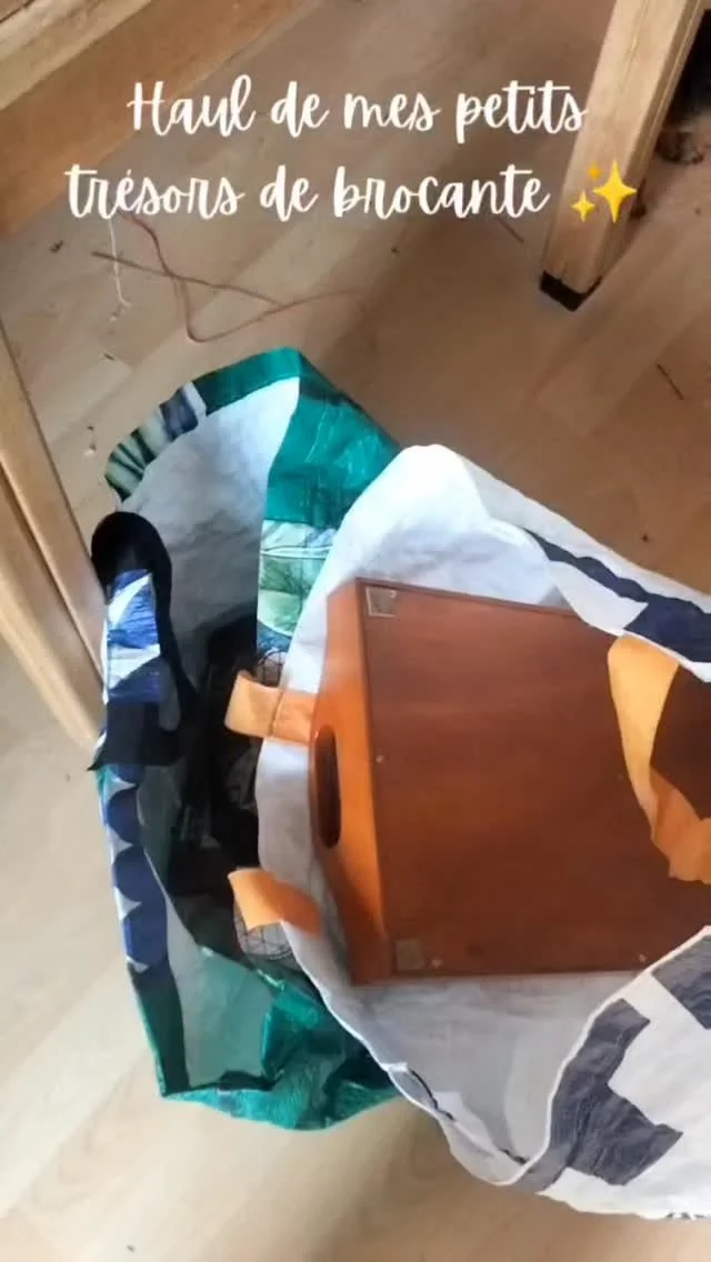 ✨ Derrière chaque objet chiné se cache une histoire…
Dans mes créations, je travaille avec des pièces vintage, recyclées, insolites.
Je leur offre une nouvelle vie végétale et poétique, a