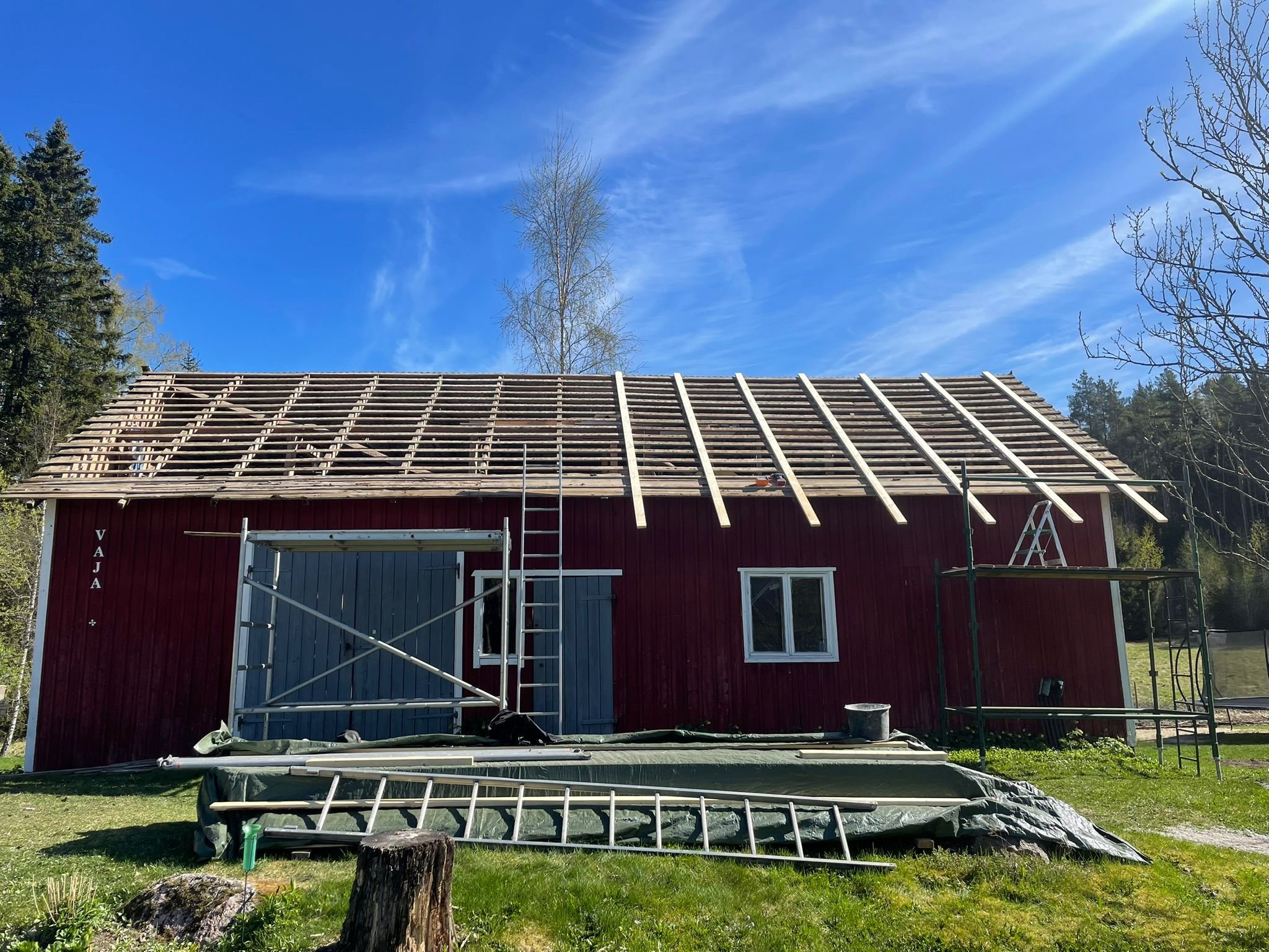 Salon Rakennuspelti Oy laadukkaat kattoremontit Etelä-Suomessa Salosta käsin.