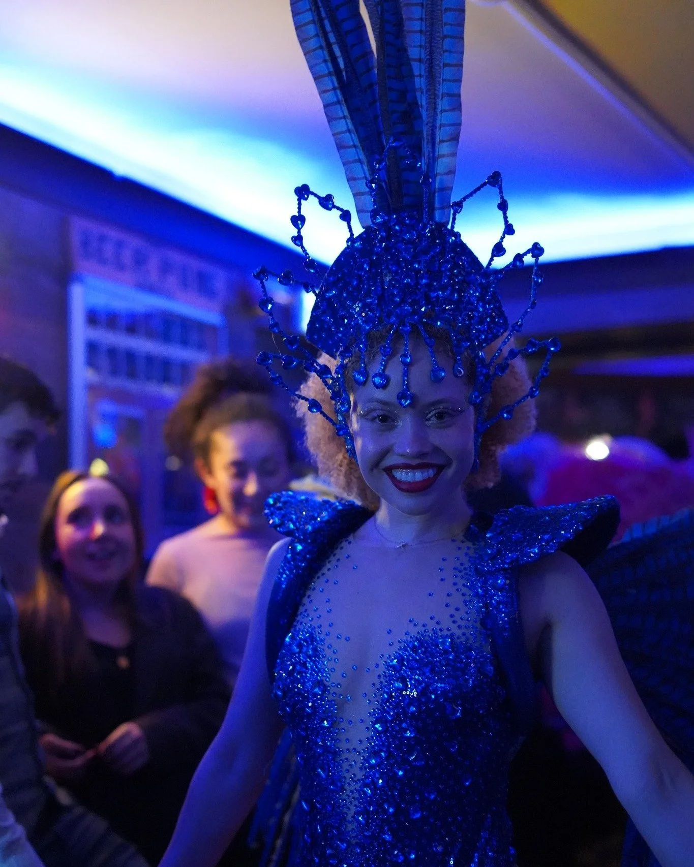 💙 Quand la nuit devient spectacle.

Chez Le Bul, on ne fait pas que sortir &mdash; on vit une exp&eacute;rience. ✨

Lumi&egrave;res bleues, costumes scintillants, sourires qui illuminent la piste... c'est &ccedil;a, l'ADN du Bul. Un endroit o&ugrave