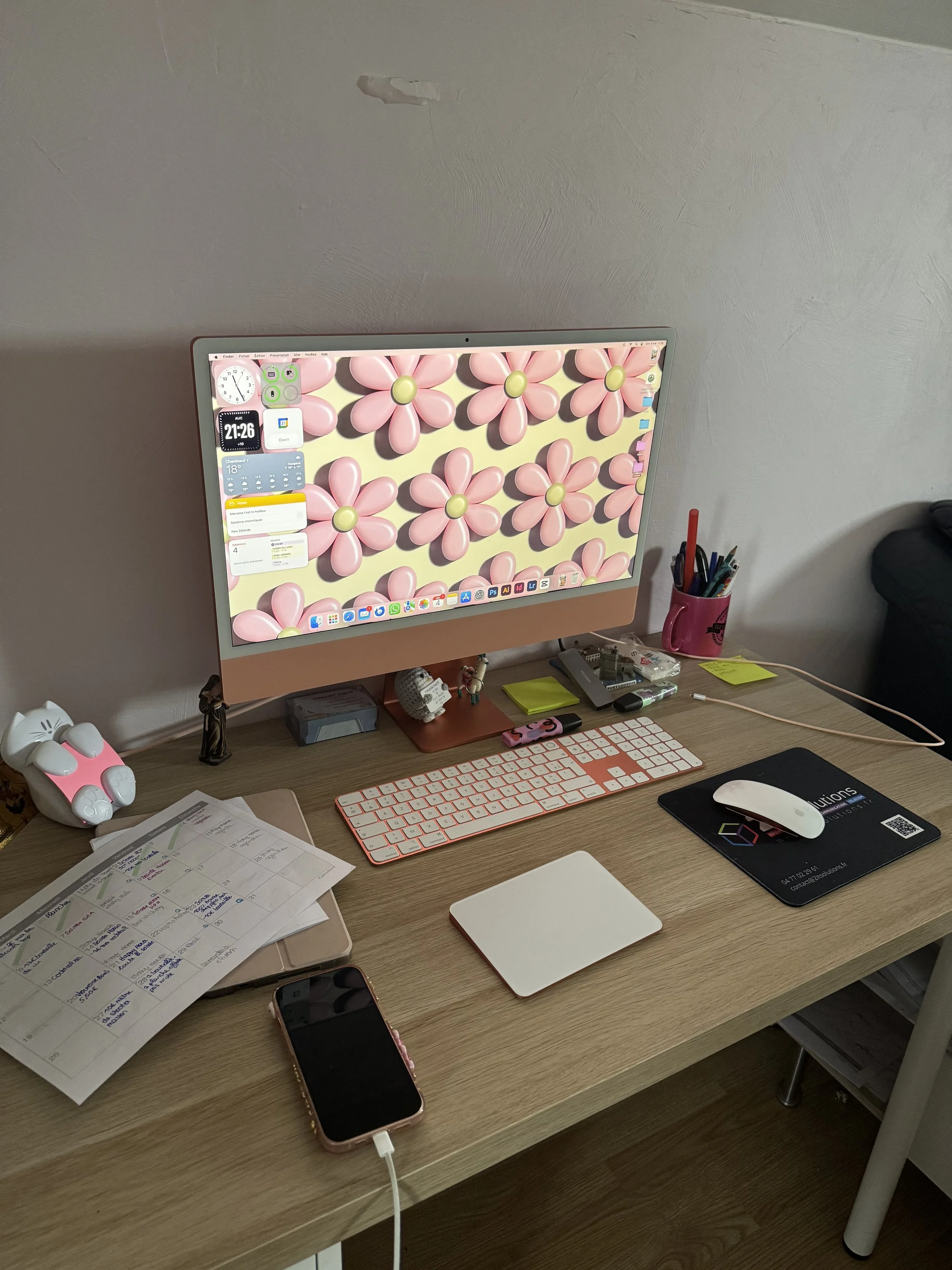 Photo du bureau d'Ingrid qui travaille