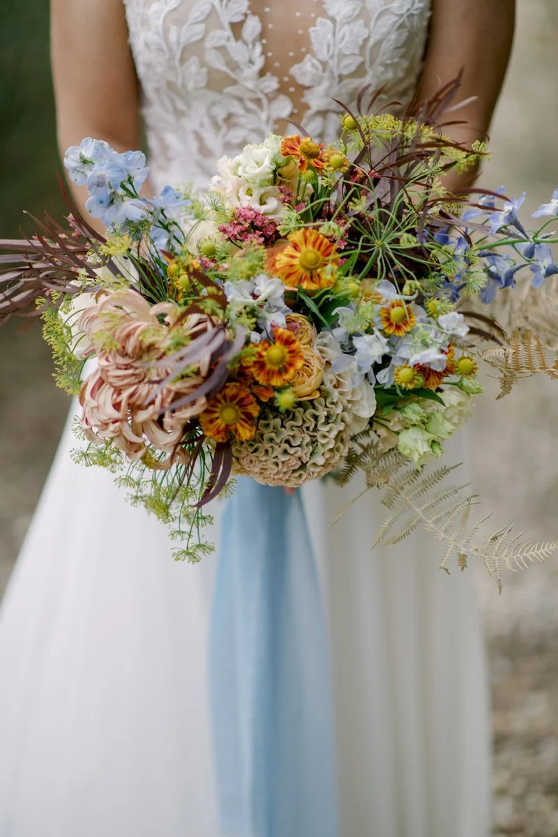 Kleurrijk bruidsboeket met felle tinten en seizoensbloemen – creatief bloemwerk op maat door FunkyBird voor elopements en bruiloften in Toscane en heel Italië.