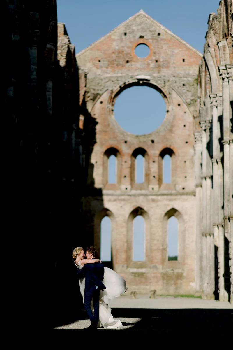Bekroonde trouwfoto gemaakt tijdens een bruiloft bij de abdij van San Galgano – een krachtig moment vastgelegd door FunkyBird, award-winning trouwfotograaf in Toscane.