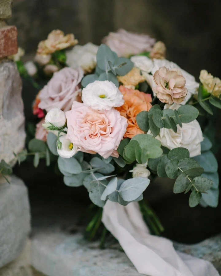 Beautiful bridal bouquet 😍
.
.
.
.
.
.
.
#weddinginvillaintuscany #weddingintuscany #weddinginitaly #weddingfloristitaly #engaged2025 #weddinglocationtuscany #anticofio #bruidsfotograaf #weddinginchianti #weddingvenueitaly #weddingvenuetuscany #ital