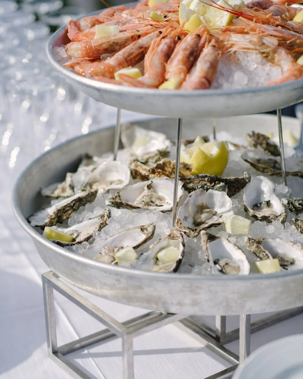 A moment we always pay attention to during destination weddings in Tuscany. 
A seafood tower served at apiritivo, oysters and shrimp setting the tone before dinner begins.

These details are never just about food. They shape the rhythm of the day, gi