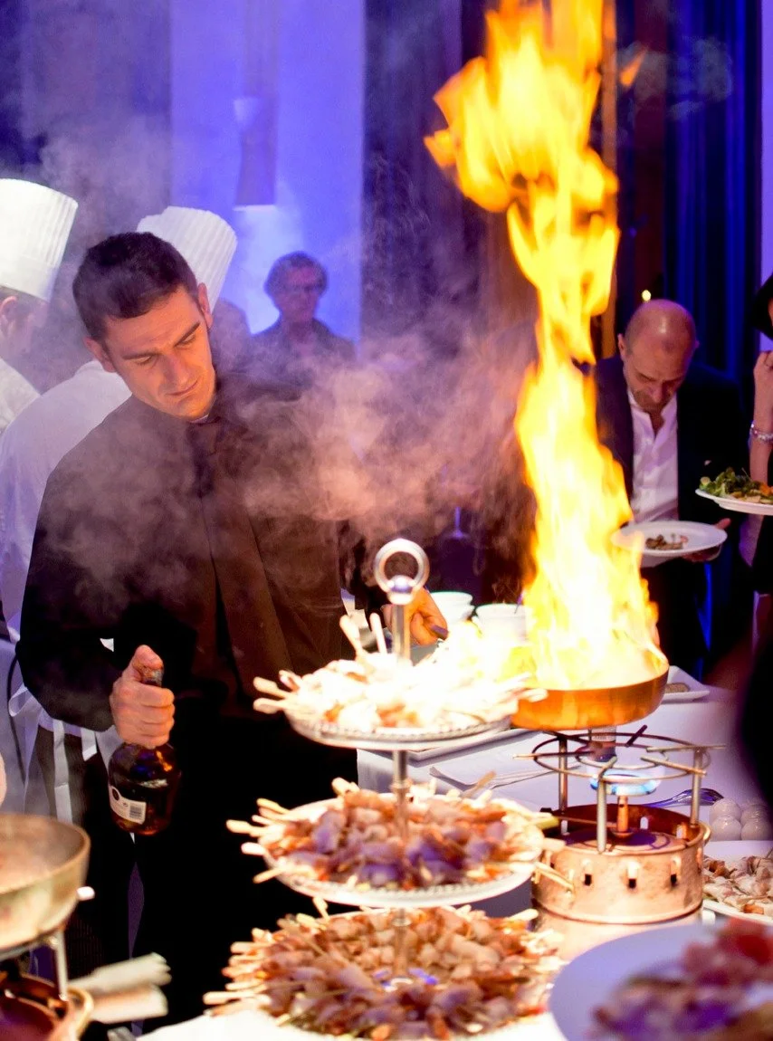 Dinner is not just served. It becomes part of the experience.

A live shrimp flamb&eacute; moment during a wedding in Florence, where the atmosphere shifts for a second. Fire, movement, reaction from guests&hellip; something simple turning into a mem