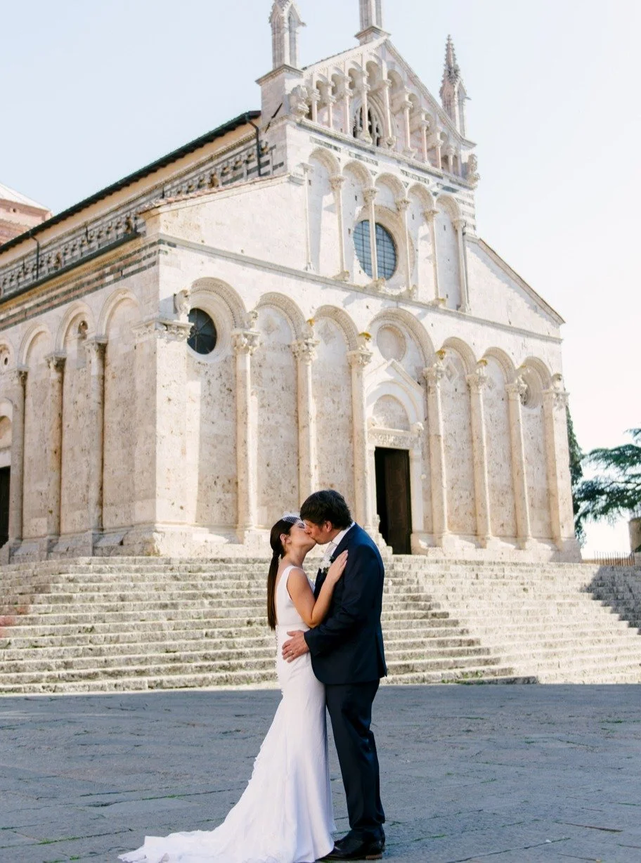 A quiet moment in an empty Italian square, just after the ceremony.
No guests, no noise, just the two of them and the feeling that everything just happened.

This is what destination wedding planning in Tuscany is really about.
Not only the timeline,