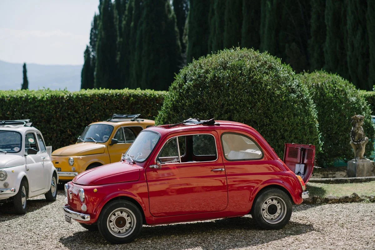 Teamleden ontdekken Toscane tijdens een Fiat 500 tour – onderdeel van een zakelijk retreat en incentive reis voor bedrijven. Een inspirerende manier om samenwerking en teamgeest te versterken.