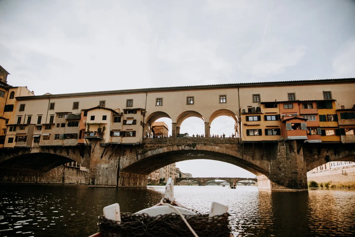 Boottocht over de Arno in Florence met uitzicht op de Ponte Vecchio, georganiseerd als onderdeel van een luxe zakelijk retreat en bedrijfsevenement in Toscane. Perfect voor ontspanning en exclusieve netwerkmomenten.