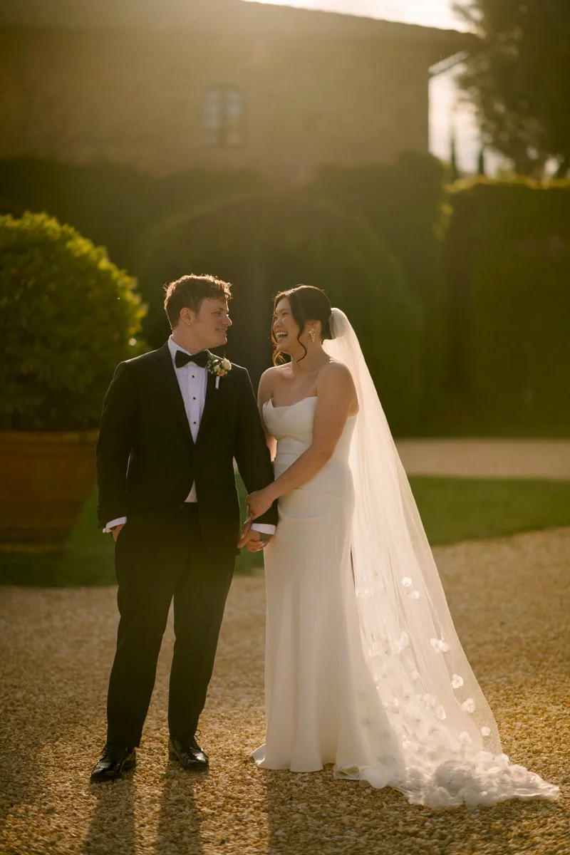 Bruidspaar kijkt elkaar liefdevol aan bij Castello di Celsa tijdens golden hour – een intiem moment vastgelegd door FunkyBird, trouwfotograaf in Toscane en Italië.