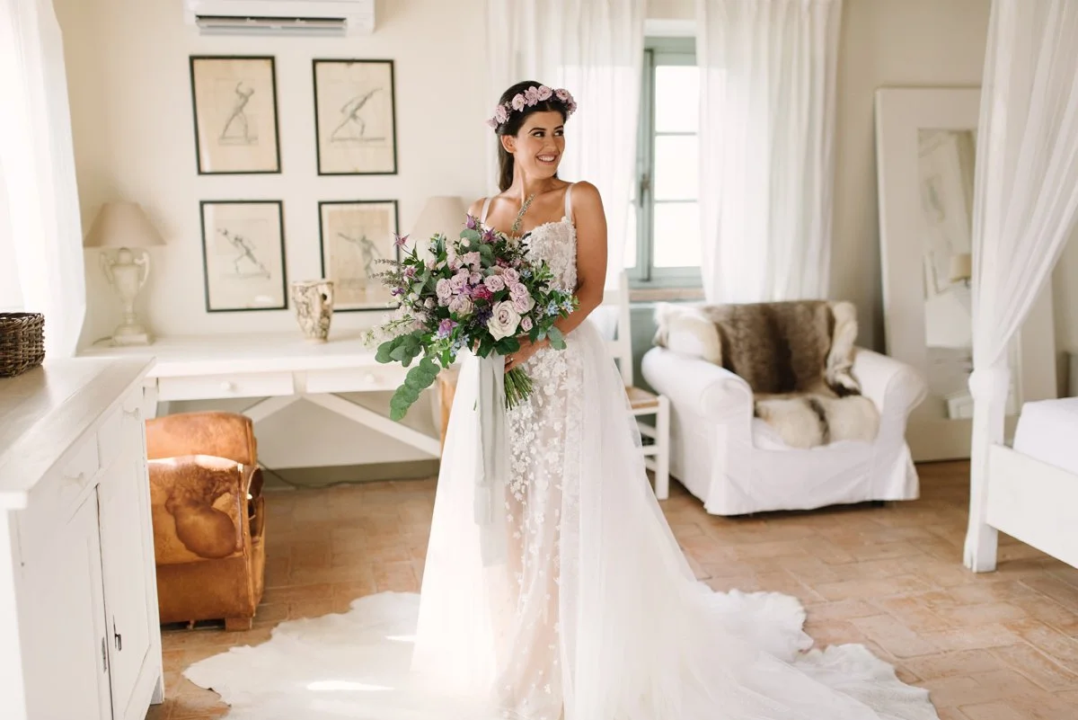 Bruid met bruidsboeket bij Conti di San Bonifacio in Toscane – elegante trouwbloemen ontworpen door FunkyBird, specialist in bloemen & styling voor bruiloften in Italië.