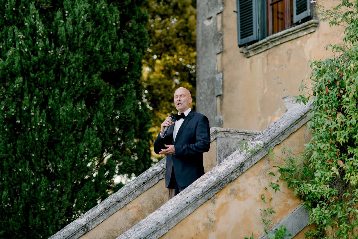 Opera­zangeres tijdens een galadiner op een zakelijk retreat in Toscane. Een avond vol Italiaanse elegantie, muziek en culinaire beleving – ideaal voor internationale bedrijven en executive events.