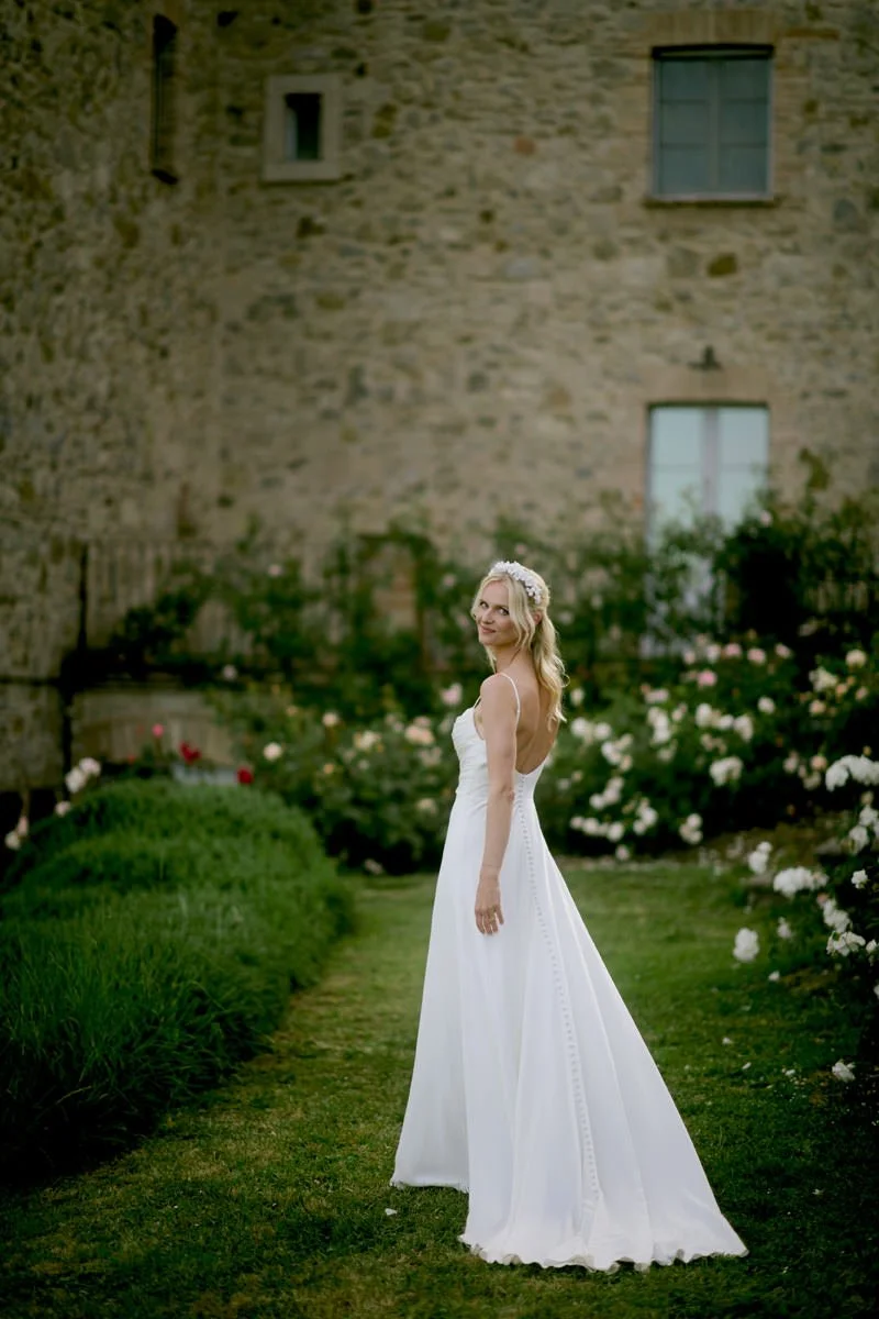 Bruid tijdens haar bruiloft in Umbrië – een elegant en persoonlijk moment vastgelegd door FunkyBird, wedding photographer voor bruiloften in Italië.