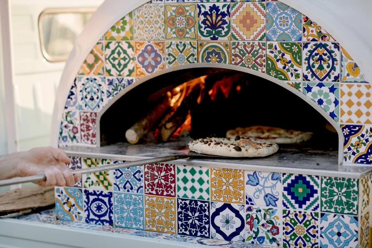 Pizzaworkshop tijdens een zakelijk retreat in Toscane, waar collega’s samen leren koken onder de Italiaanse zon. Een ontspannen teambuildingactiviteit die samenwerking versterkt en zorgt voor onvergetelijke momenten tijdens een bedrijfsreis in Italië