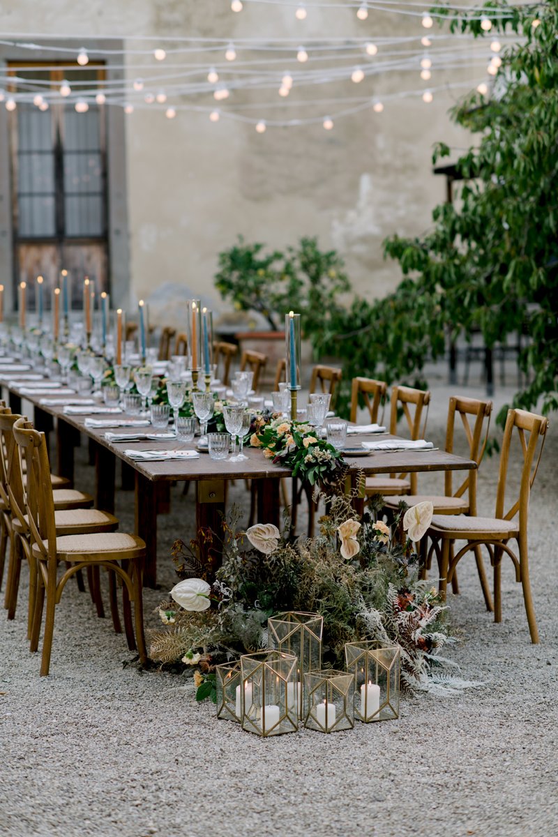 Tafelstyling bij een bruiloft in een Toscaans kasteel – elegante bloemendecoratie en kaarsen ontworpen door FunkyBird voor stijlvolle weddings in Italië.