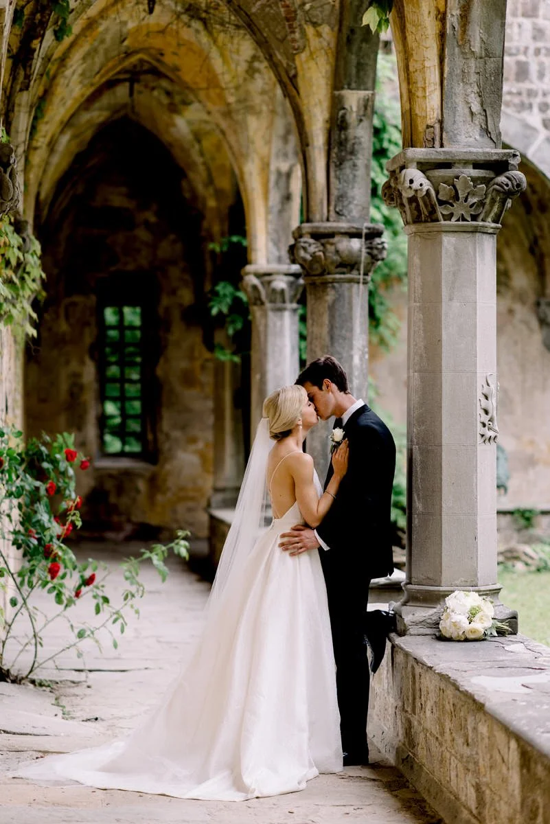 Elegant bruidspaar kust elkaar bij een luxueuze trouwlocatie in Florence – een stijlvol wedding moment vastgelegd door FunkyBird, trouwfotograaf in Toscane en Italië.