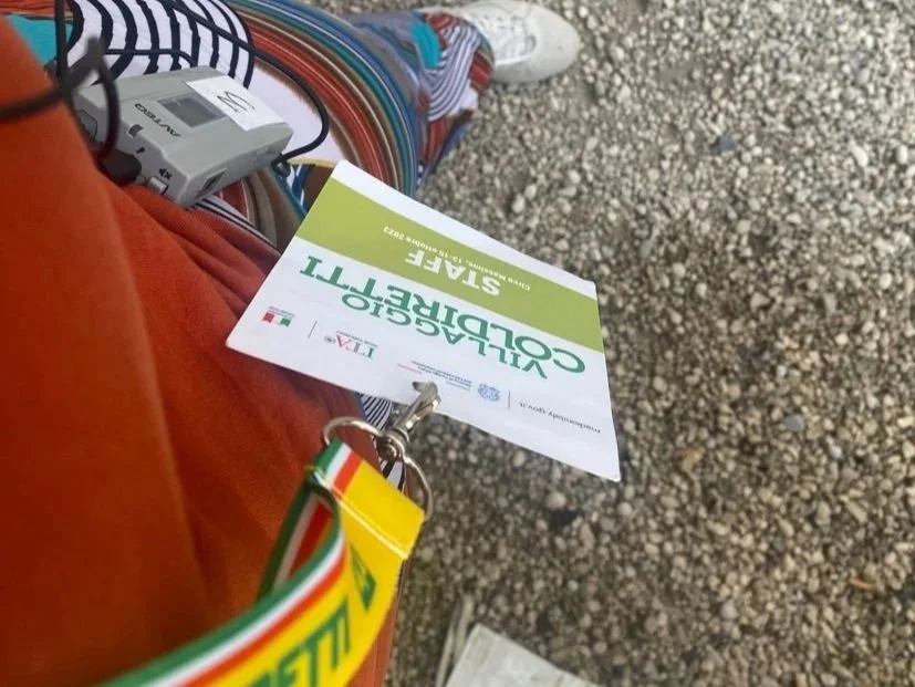 Badge di partecipazione a un evento Coldiretti e radiolina bidule