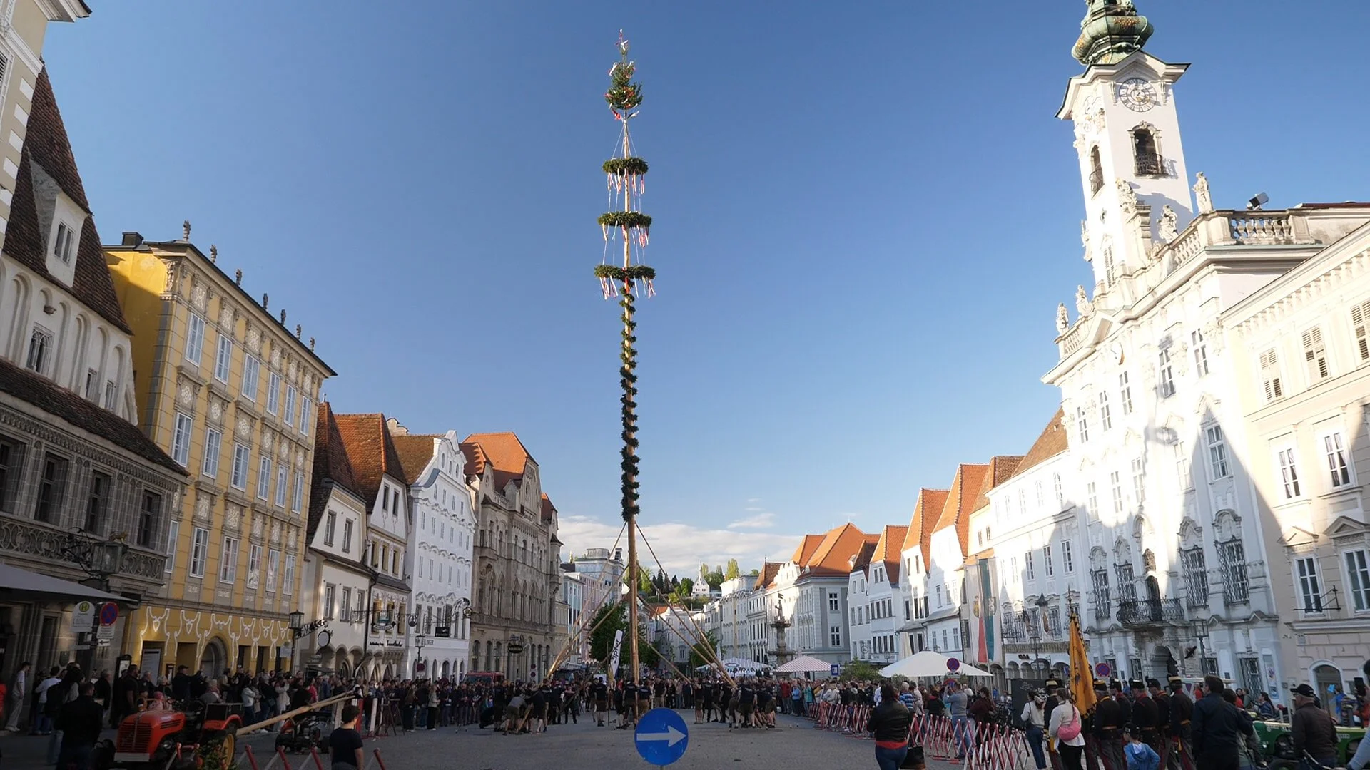 Der Maibaum am Steyrer Stadtplatz steht