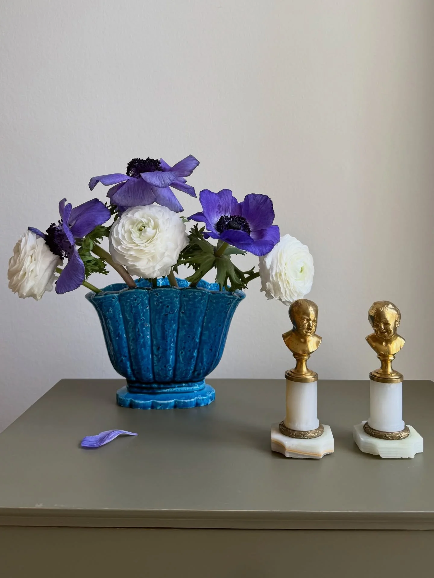 THE SUNDAY SCROLL 
A quiet kind of February. Anemones, blue glaze, and a pair of watchful busts.

The highlight of this week was attending @trufflesandruffles.london lunch where I met so many wonderful ladies. Being reposted by @mulberry_home for St 
