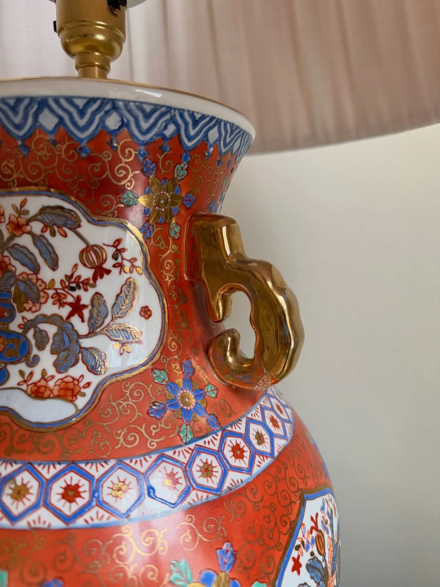 An Imari vase reborn as a lamp.
Bold, theatrical and unapologetically decorative.

The kind of piece that carries a room rather than fills it.

Now available online.

And if you&rsquo;re new here &mdash; welcome. #vintagelamps #antiques #englishhome 