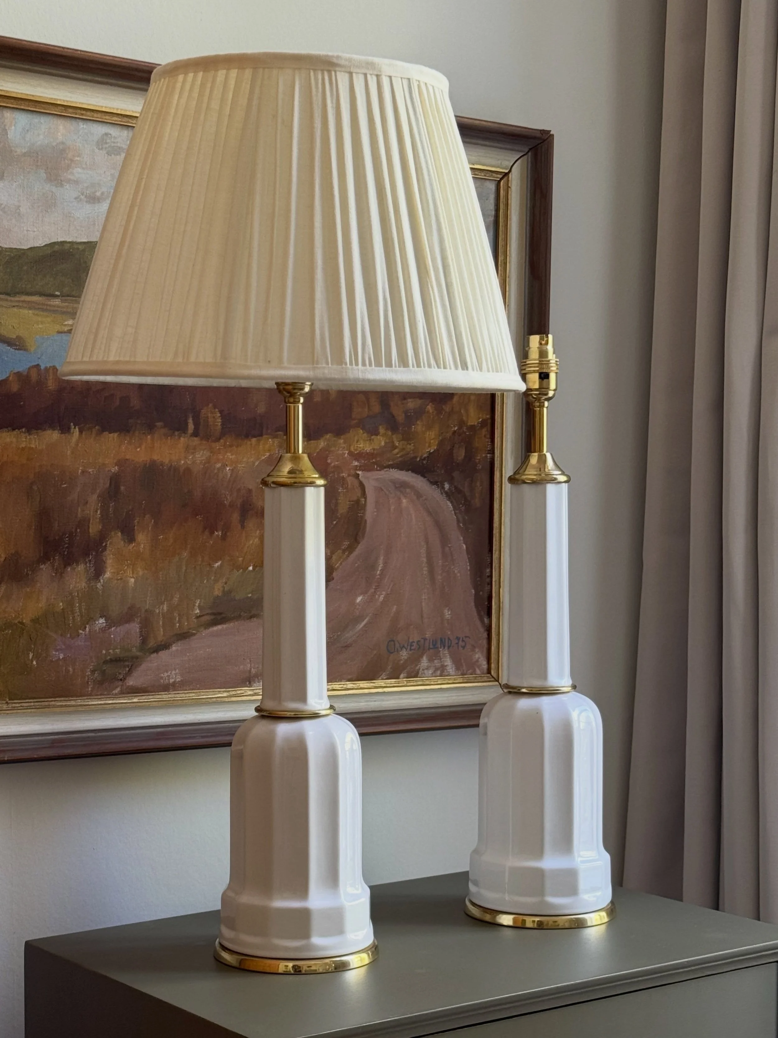 A fresh midcentury pair of lamps, now on the website. The painting is also for sale. Local London delivery available. Link in bio for more details.