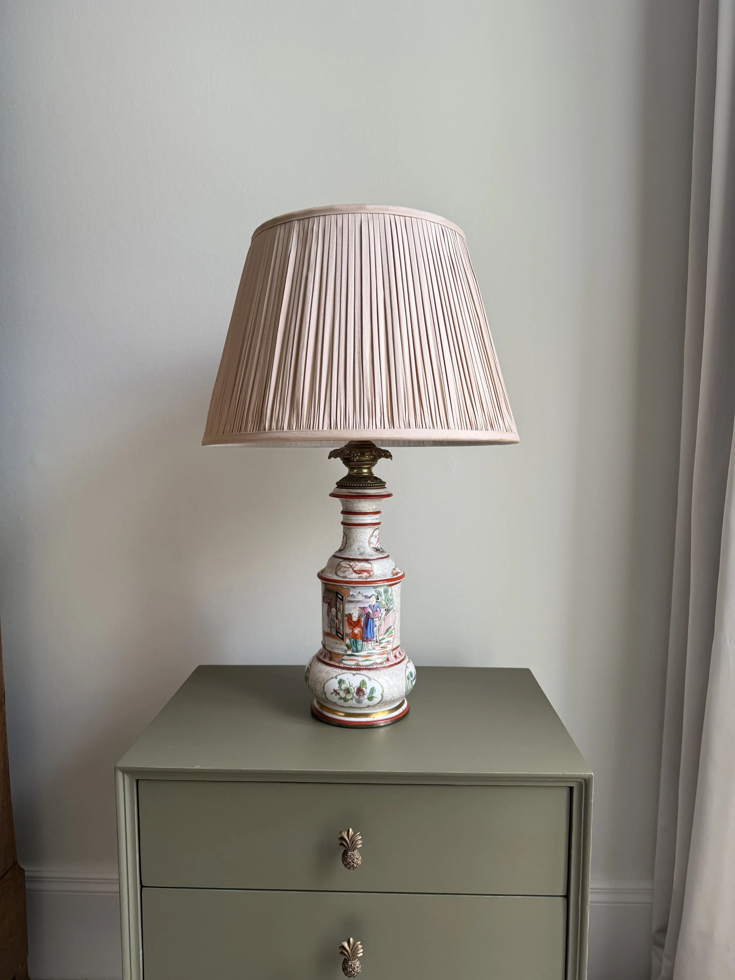 Hand-Painted Chinoiserie Porcelain Table Lamp