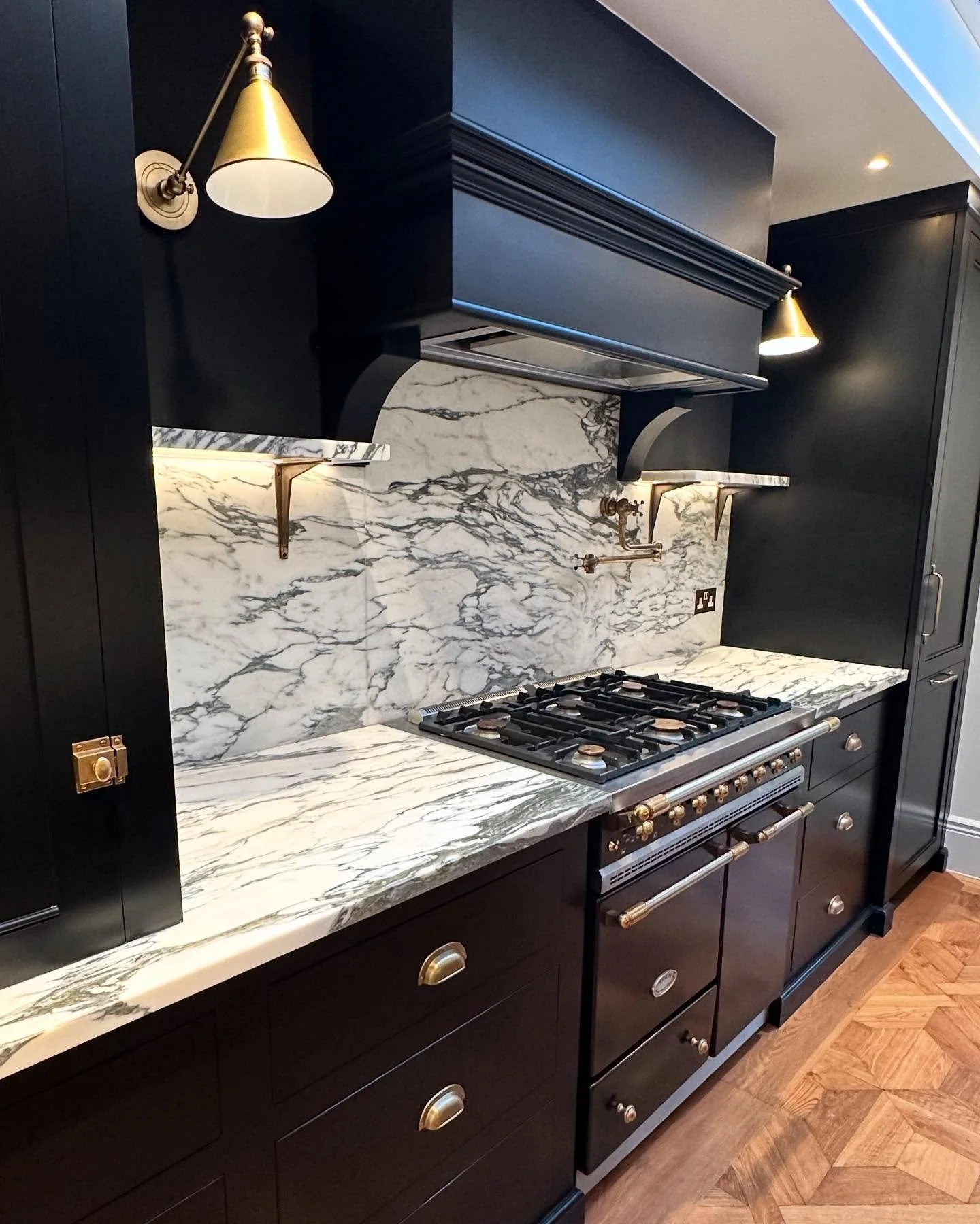 Love this kitchen, especially after a deep marble clean!

#blackkitchen #interiors #londonhomes #interiordesign #kitchenrenovation #kitchen #lacanche #renovation #homereno