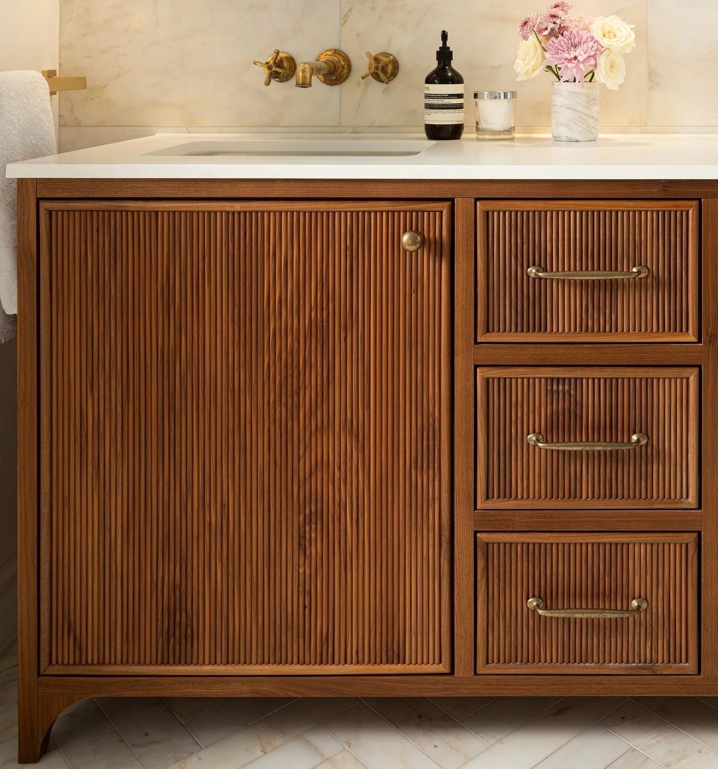 Parsons Green House

Don&rsquo;t overlook the power of detail. This fluted timber vanity brings warmth, craftsmanship, and quiet luxury into the everyday. More thoughtful design inspiration coming&mdash;tap follow to join the journey.

📍Parsons Gree