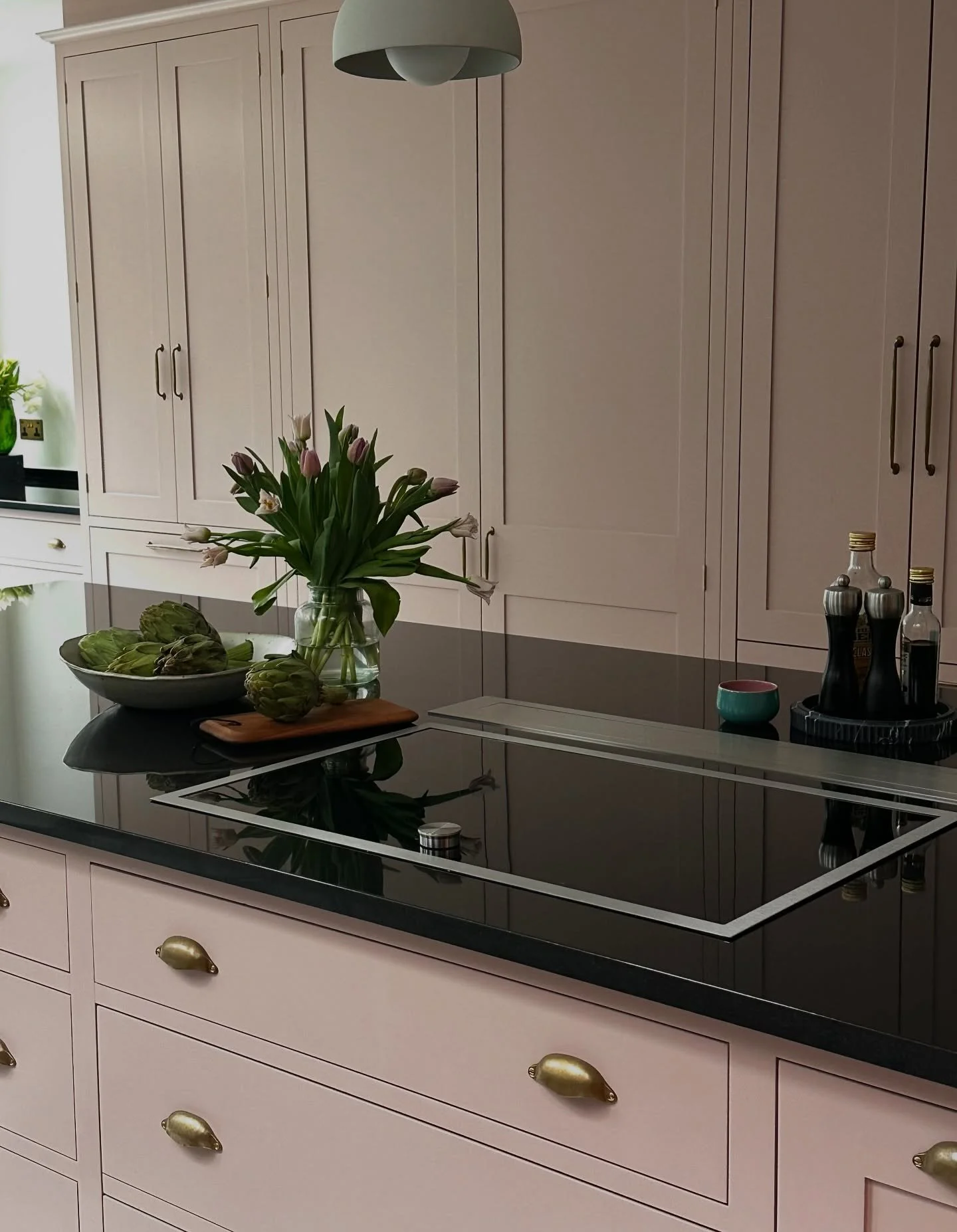 Behind the scenes at our SW6 kitchen shoot 📸

Light, proportions and materiality under the microscope. Subtle styling, refined details, and letting the craftsmanship lead.

Can&rsquo;t wait to share more soon &mdash; watch this space.