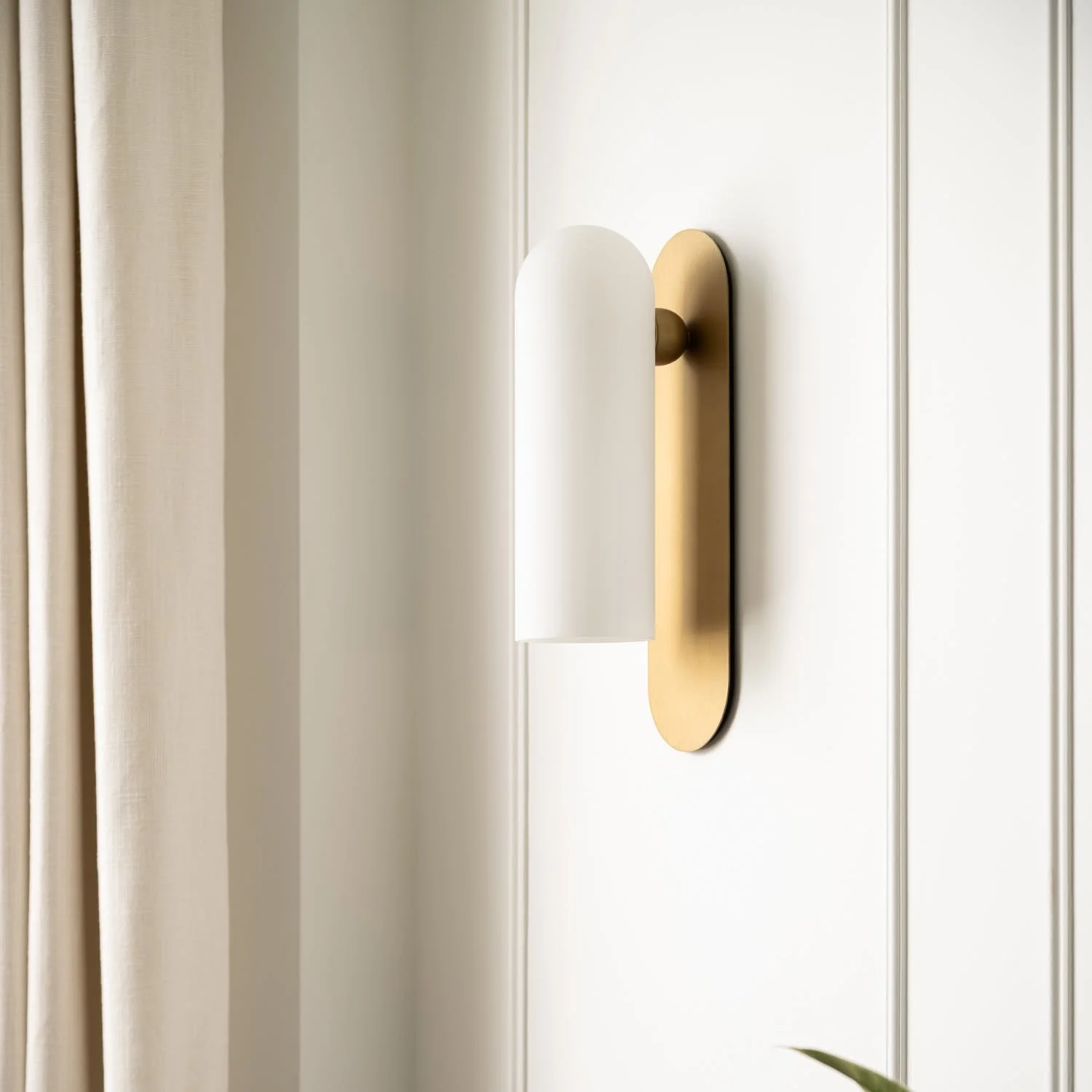 Parsons Green House | The Brass Language

A material choice isn&rsquo;t a single decision. It&rsquo;s a commitment that runs through every room.

At Parsons Green, brushed brass became the connecting thread &mdash; wall sconces, cabinet hardware, tap