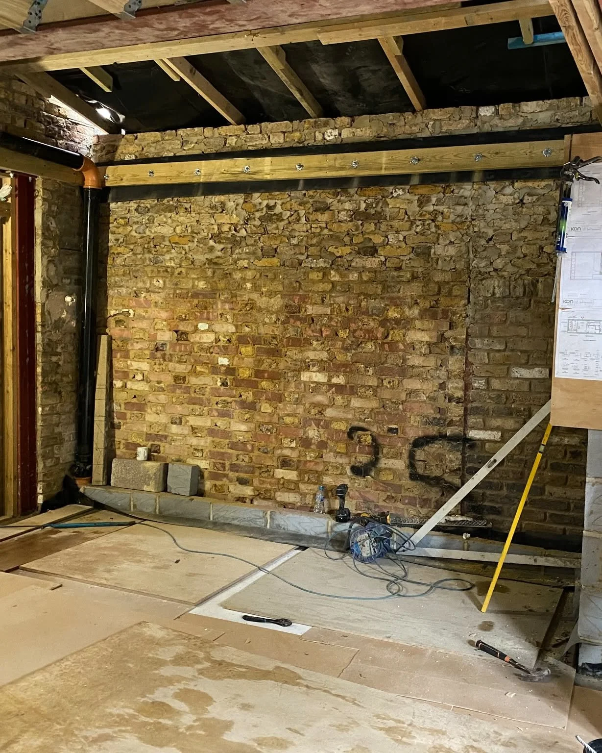 Parsons Green House | Before

The kitchen was dark, segmented, and working against the way the family actually lived.

Our response was structural, not cosmetic. We opened the rear of the house, introduced skylights to flood the space with light, and