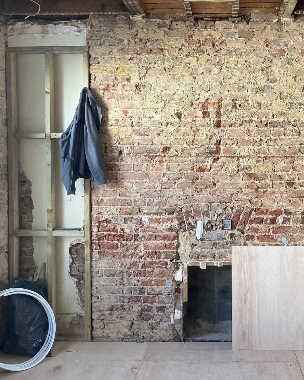 Parsons Green House | Before

The bedroom before we started: decent proportions but no identity. It was being used as a home office with floor to ceiling bookshelves and a desk space. No considered approach to light or material. No principle en-suite