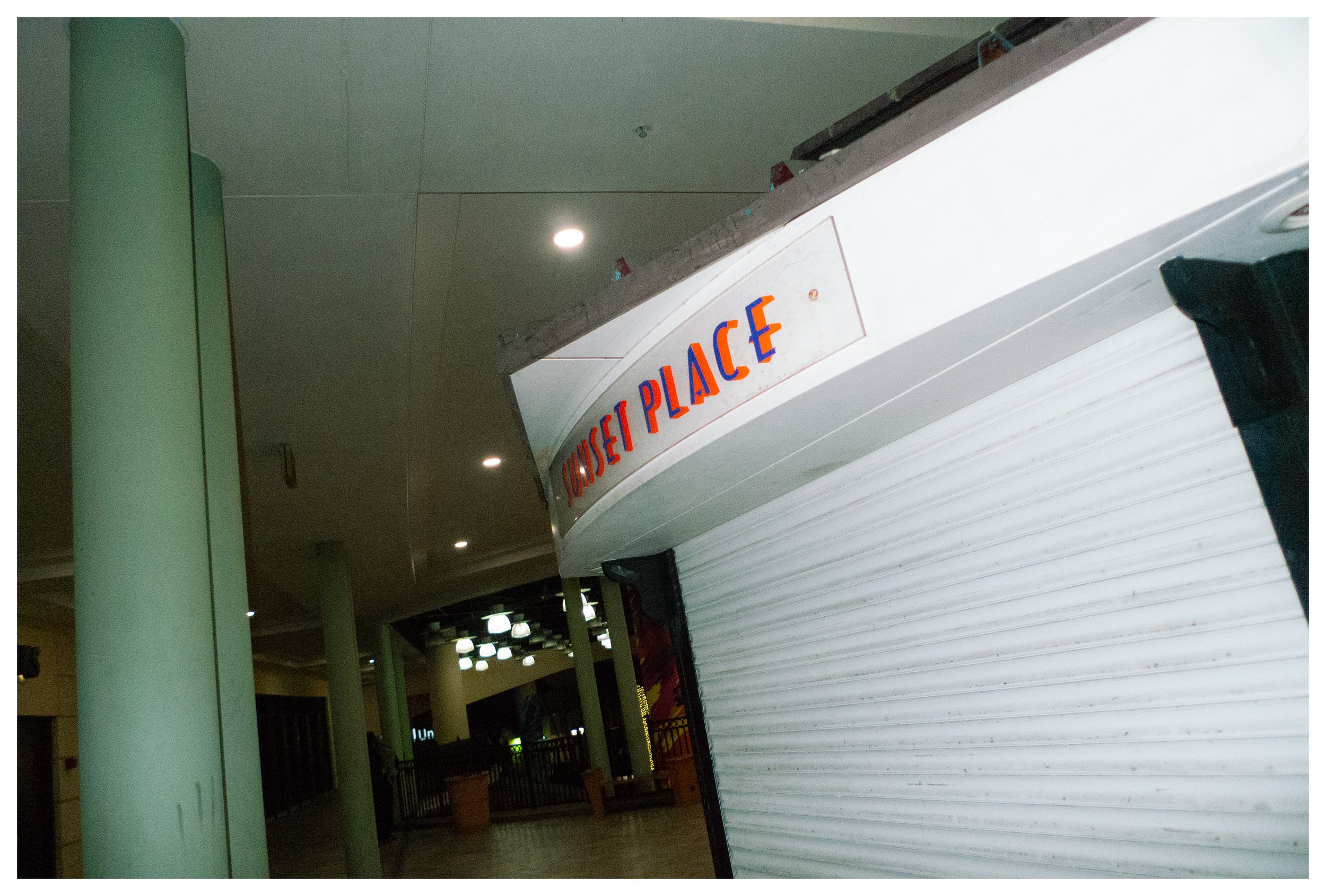 Empty food stand with a sign that reads 'Juice Place' inside a shopping mall.