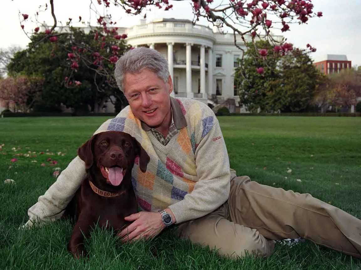 Clinton poses with Buddy