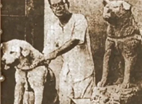 Early photo of Hachikō beside the original statue with the sculptor Teru Andō present during its creation in the 1930s.