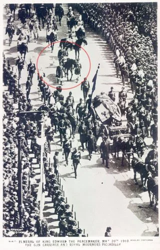 Aerial photograph of Edward VII's funeral procession through Piccadilly, 1910. A red circle marks Caesar's position ahead of the gun carriage bearing the King's coffin.