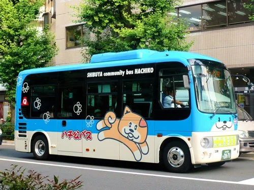 Shibuya community bus decorated with a cartoon image of Hachikō on its side.