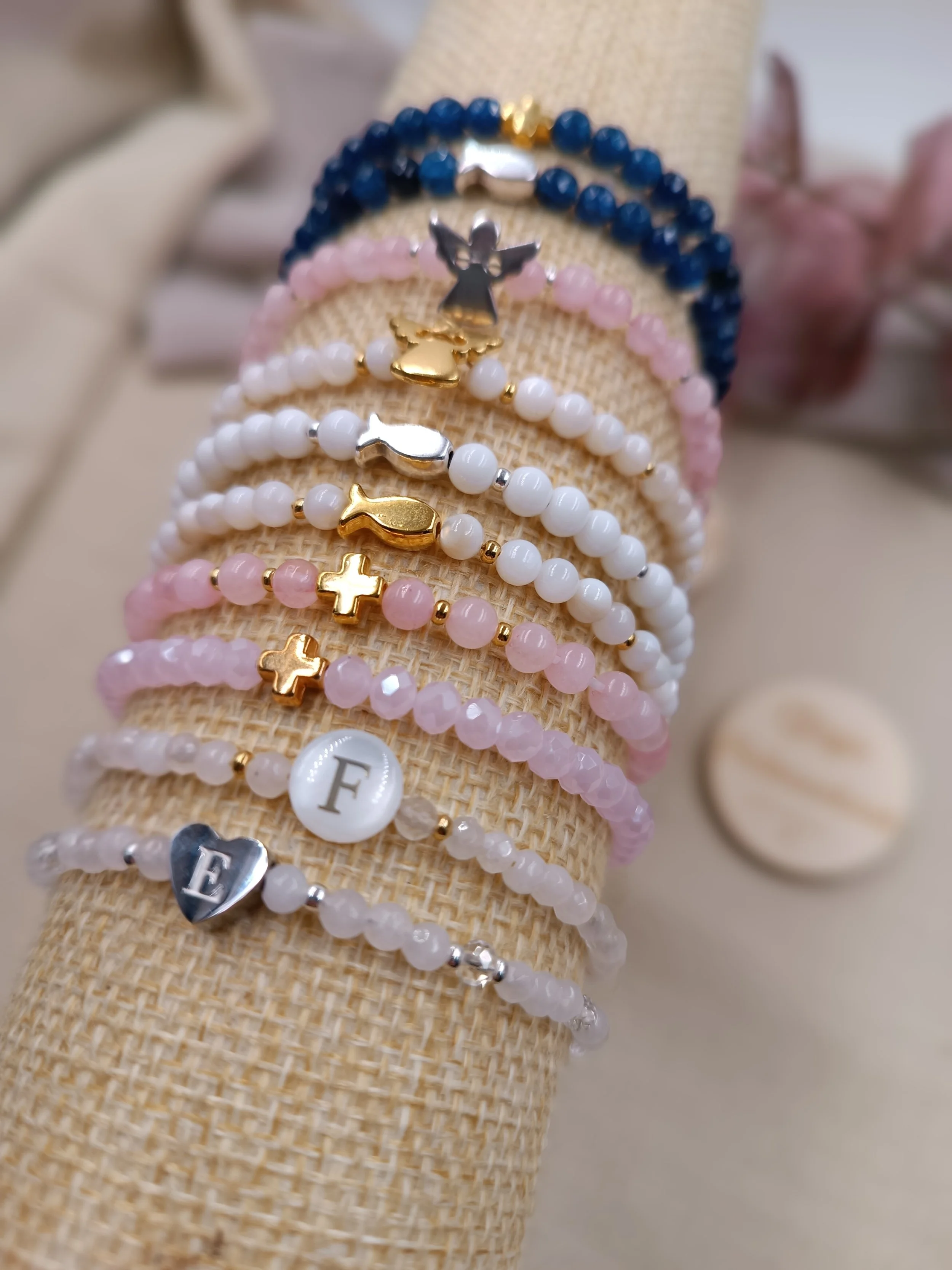 vers. Armbänder aus 3/4mm Natursteinperlen, mit Kreuz oder Initiale.
Ein schönes Geschenk z. B. zur Kommunion/Firmung 
Preis: 9,50 Euro
