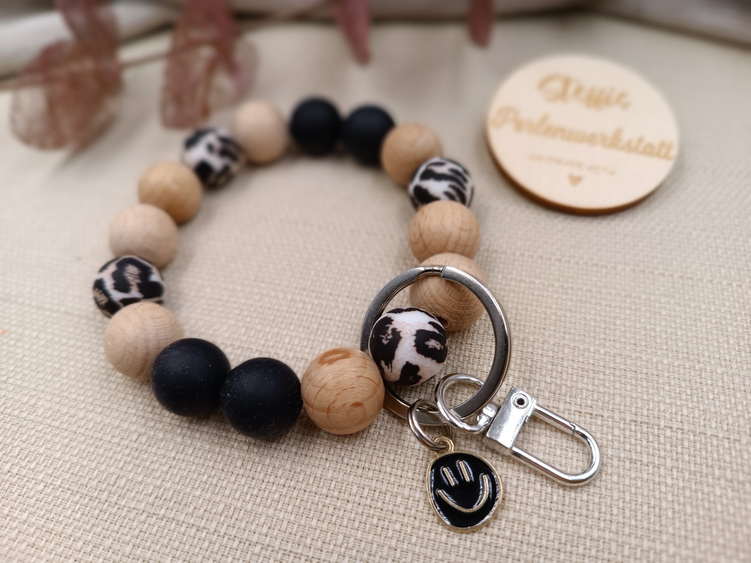 Schlüsselarmband mit Holz- und Silikonperlen & Smiley
Preis 18 Euro